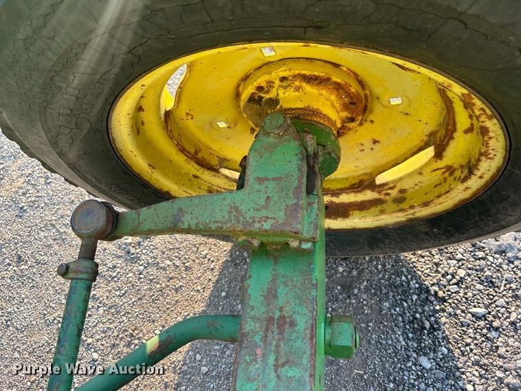 image for item DO6685 1958 John Deere 820 tractor