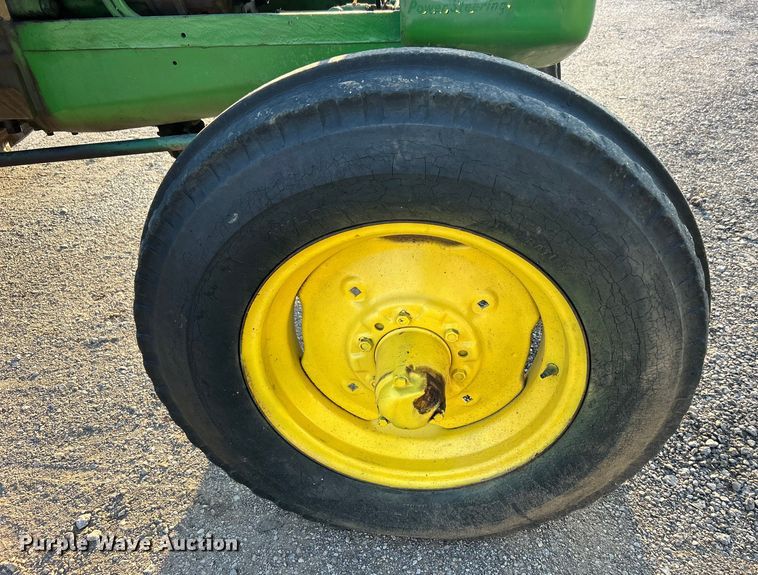 image for item DO6685 1958 John Deere 820 tractor