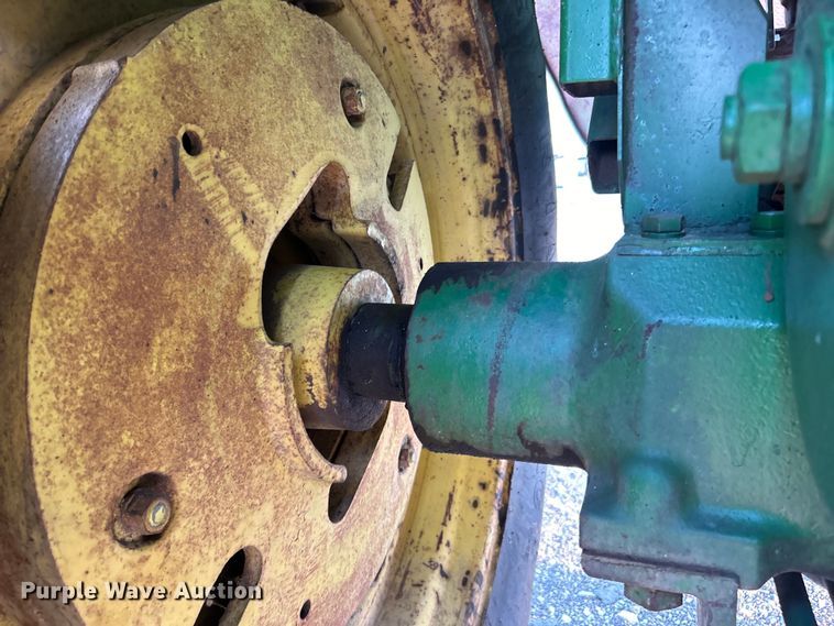 image for item DO6685 1958 John Deere 820 tractor