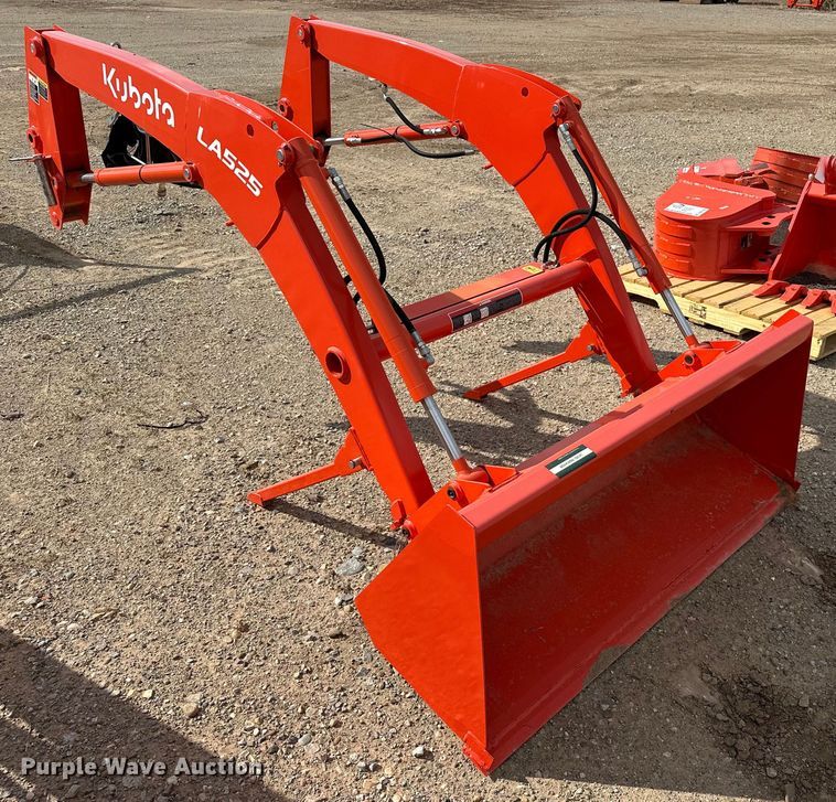 image for item DO7161 Kubota LA525FL loader