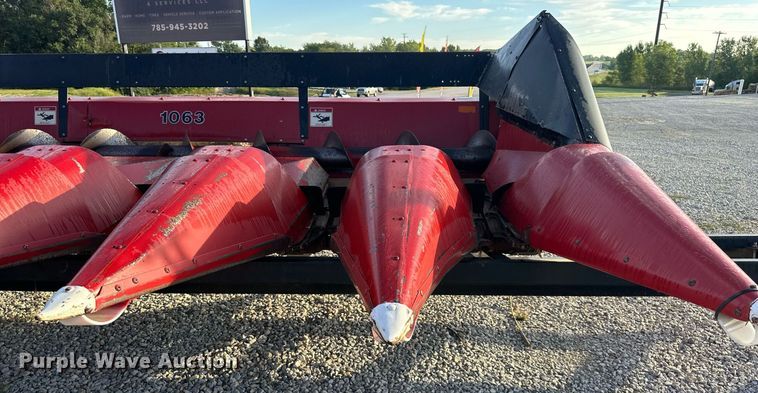 image for item DR2583 Case IH 1063 corn head