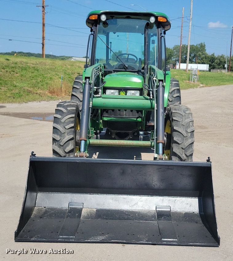 image for item DR4446 2003 John Deere 5520 MFWD tractor