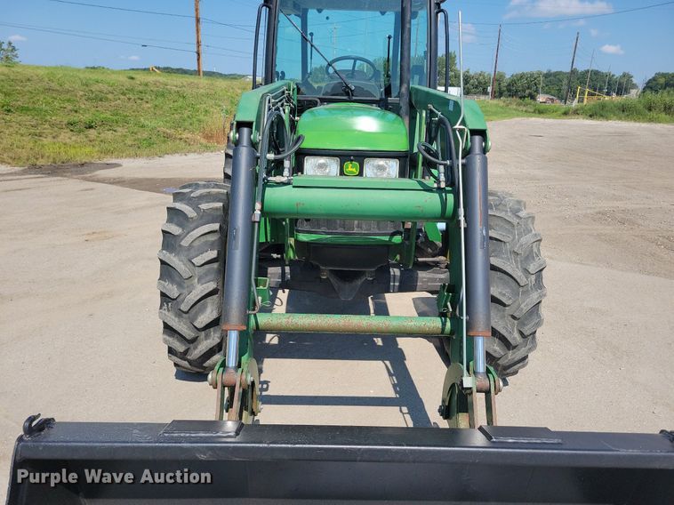image for item DR4446 2003 John Deere 5520 MFWD tractor