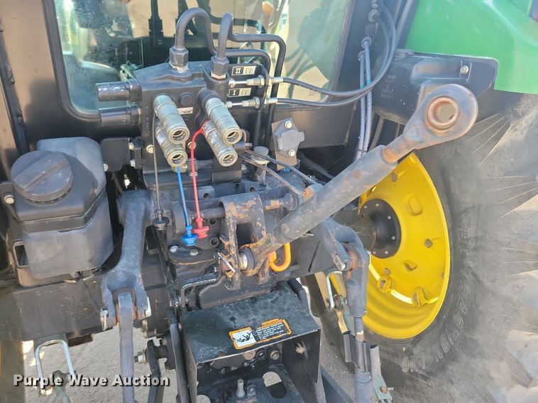 image for item DR4446 2003 John Deere 5520 MFWD tractor