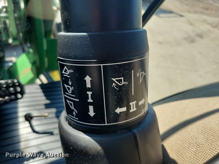 image for item DR4446 2003 John Deere 5520 MFWD tractor