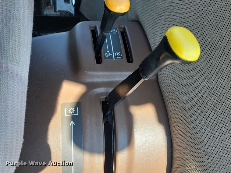 image for item DR4446 2003 John Deere 5520 MFWD tractor