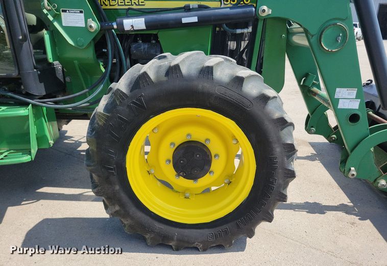 image for item DR4446 2003 John Deere 5520 MFWD tractor