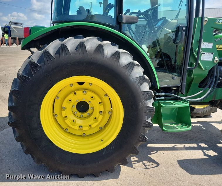 image for item DR4446 2003 John Deere 5520 MFWD tractor