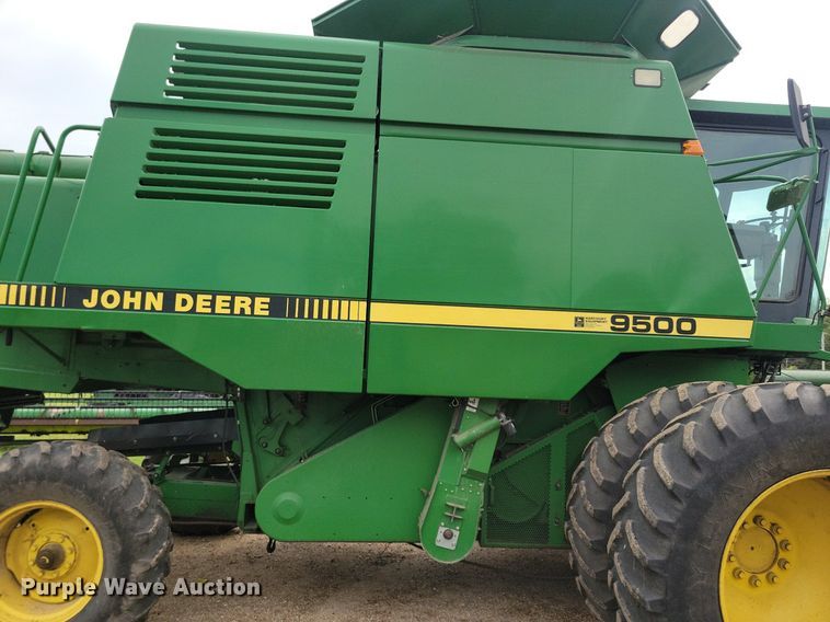 image for item DR4469 1996 John Deere 9500 combine