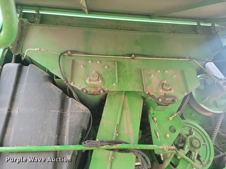 image for item DR4469 1996 John Deere 9500 combine