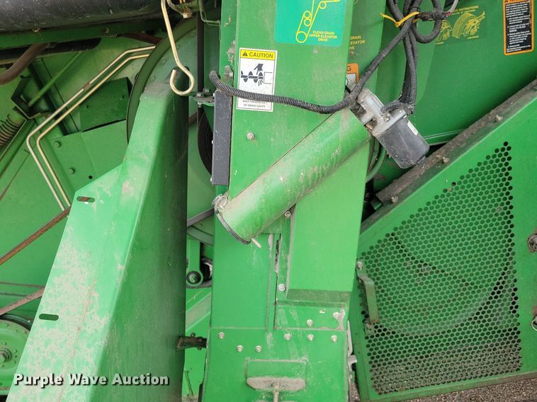 image for item DR4469 1996 John Deere 9500 combine