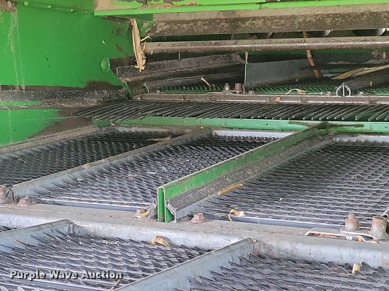 image for item DR4469 1996 John Deere 9500 combine