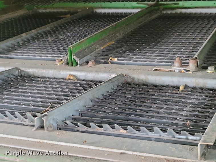 image for item DR4469 1996 John Deere 9500 combine