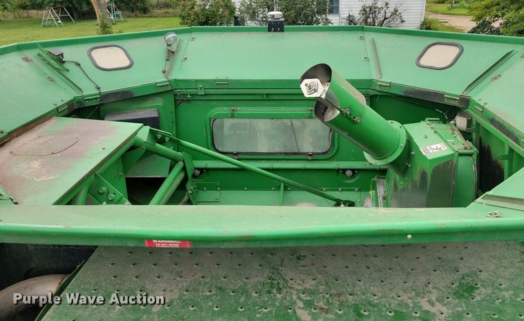 image for item DR4469 1996 John Deere 9500 combine