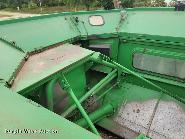image for item DR4469 1996 John Deere 9500 combine