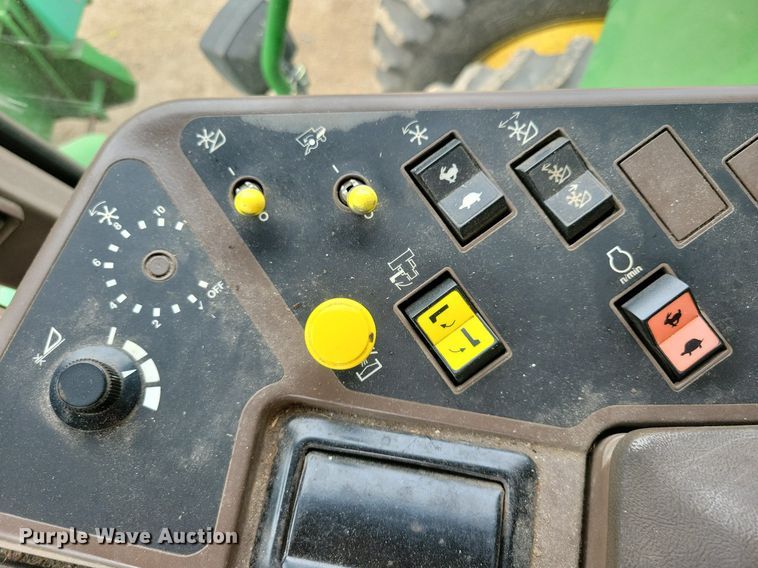 image for item DR4469 1996 John Deere 9500 combine