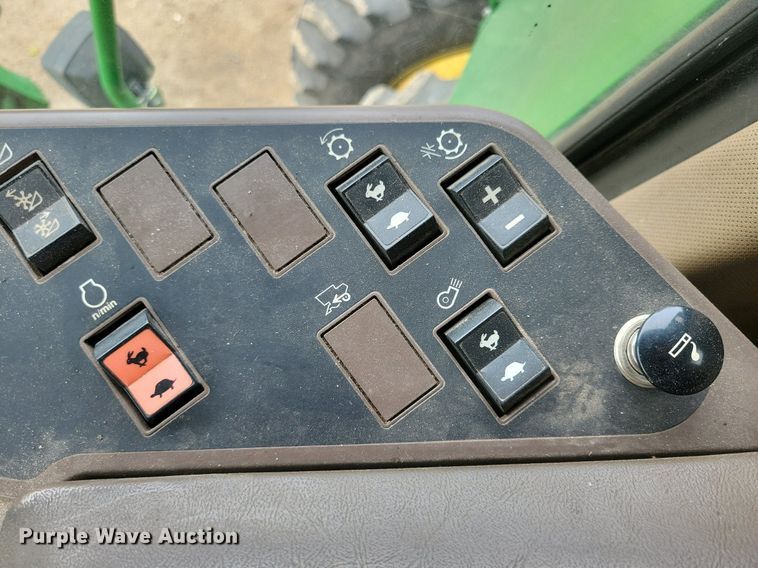 image for item DR4469 1996 John Deere 9500 combine