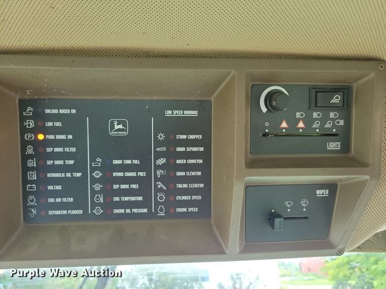 image for item DR4469 1996 John Deere 9500 combine