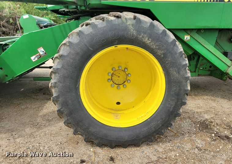 image for item DR4469 1996 John Deere 9500 combine