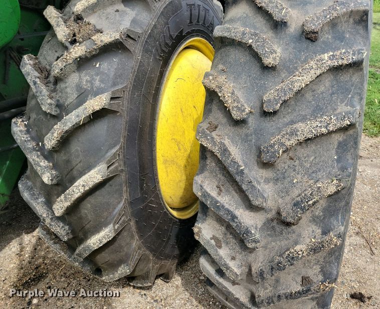 image for item DR4469 1996 John Deere 9500 combine