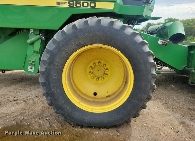 image for item DR4469 1996 John Deere 9500 combine