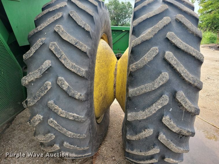 image for item DR4469 1996 John Deere 9500 combine