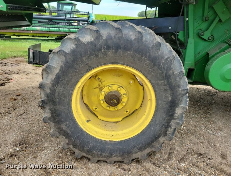 image for item DR4469 1996 John Deere 9500 combine
