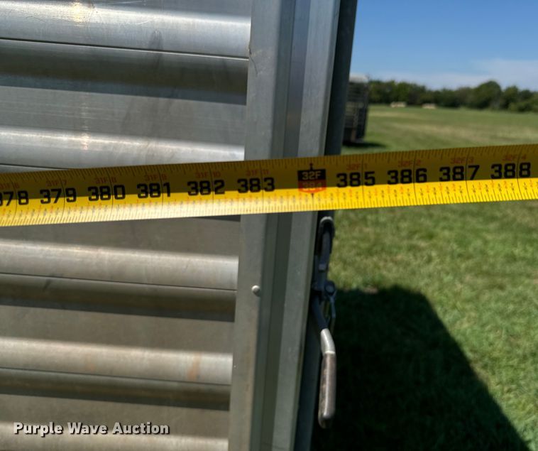 image for item DX1075 2016 Featherlite 8413-7624-STD livestock trailer