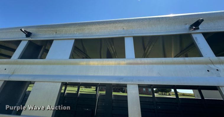 image for item DX1075 2016 Featherlite 8413-7624-STD livestock trailer