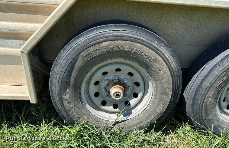 image for item DX1075 2016 Featherlite 8413-7624-STD livestock trailer