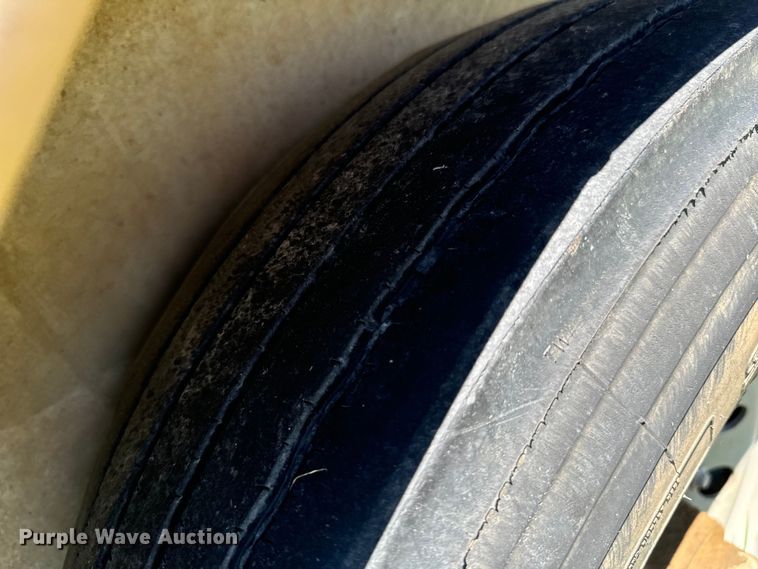 image for item DX1075 2016 Featherlite 8413-7624-STD livestock trailer