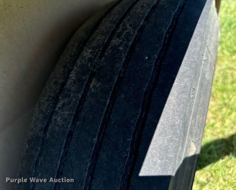 image for item DX1075 2016 Featherlite 8413-7624-STD livestock trailer