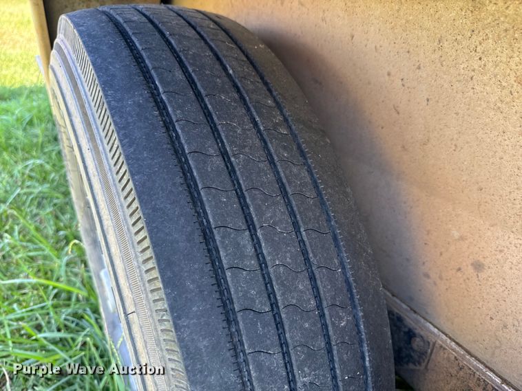 image for item DX1075 2016 Featherlite 8413-7624-STD livestock trailer