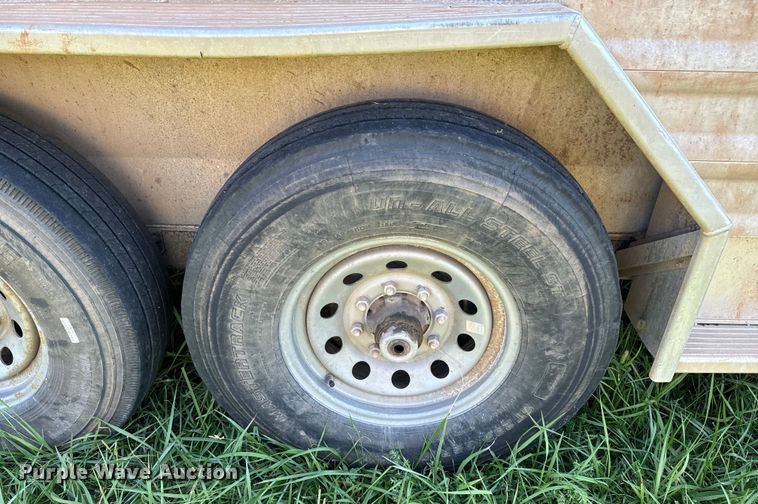 image for item DX1075 2016 Featherlite 8413-7624-STD livestock trailer