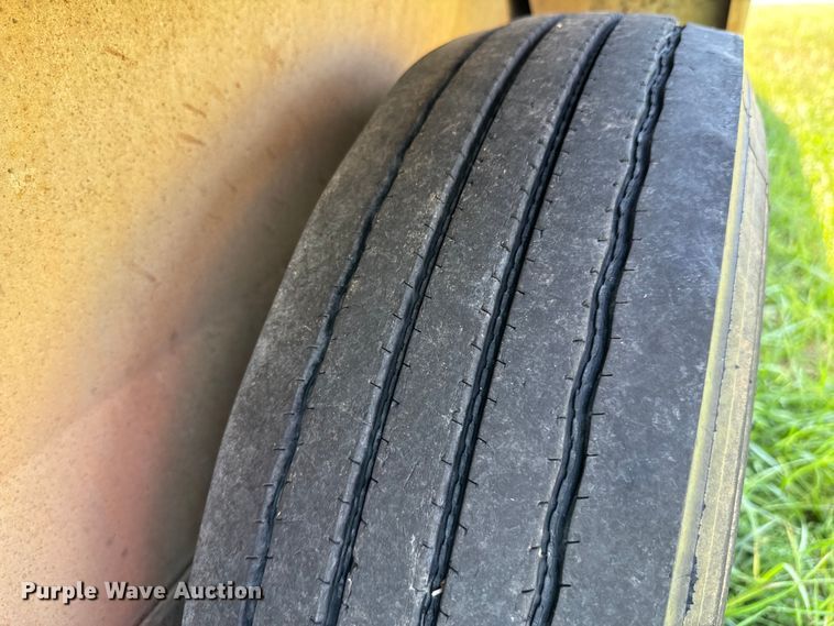 image for item DX1075 2016 Featherlite 8413-7624-STD livestock trailer