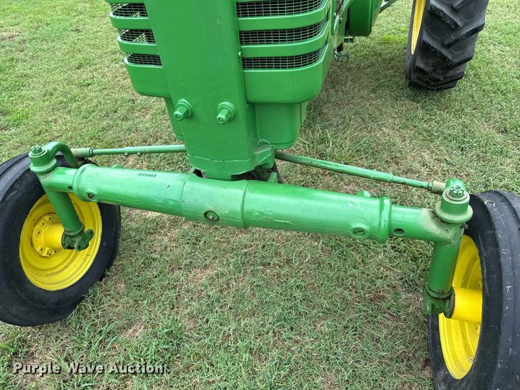 image for item DX1085 1948 John Deere G tractor