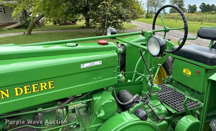 image for item DX1085 1948 John Deere G tractor