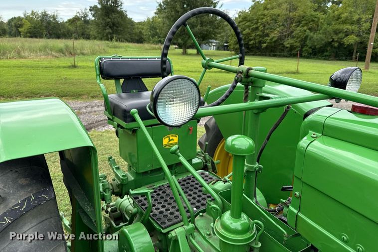 image for item DX1085 1948 John Deere G tractor