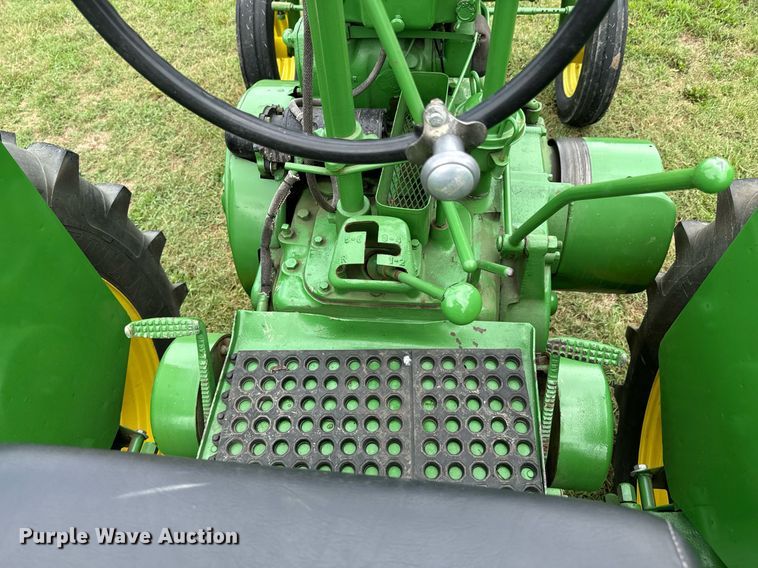 image for item DX1085 1948 John Deere G tractor