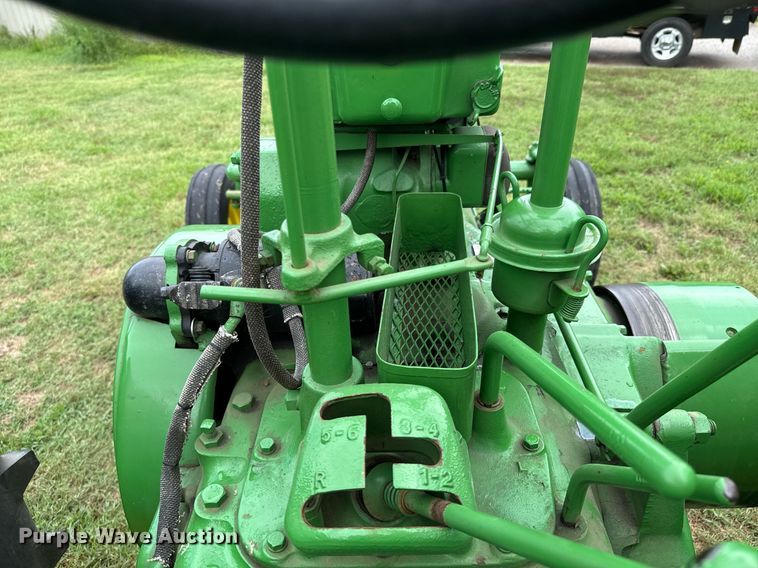 image for item DX1085 1948 John Deere G tractor