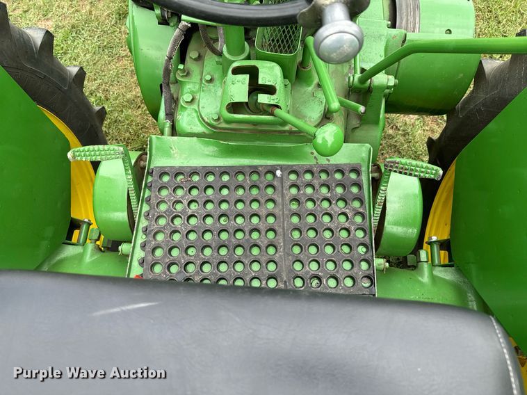 image for item DX1085 1948 John Deere G tractor