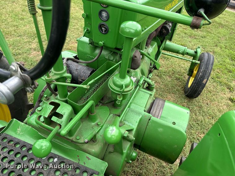 image for item DX1085 1948 John Deere G tractor