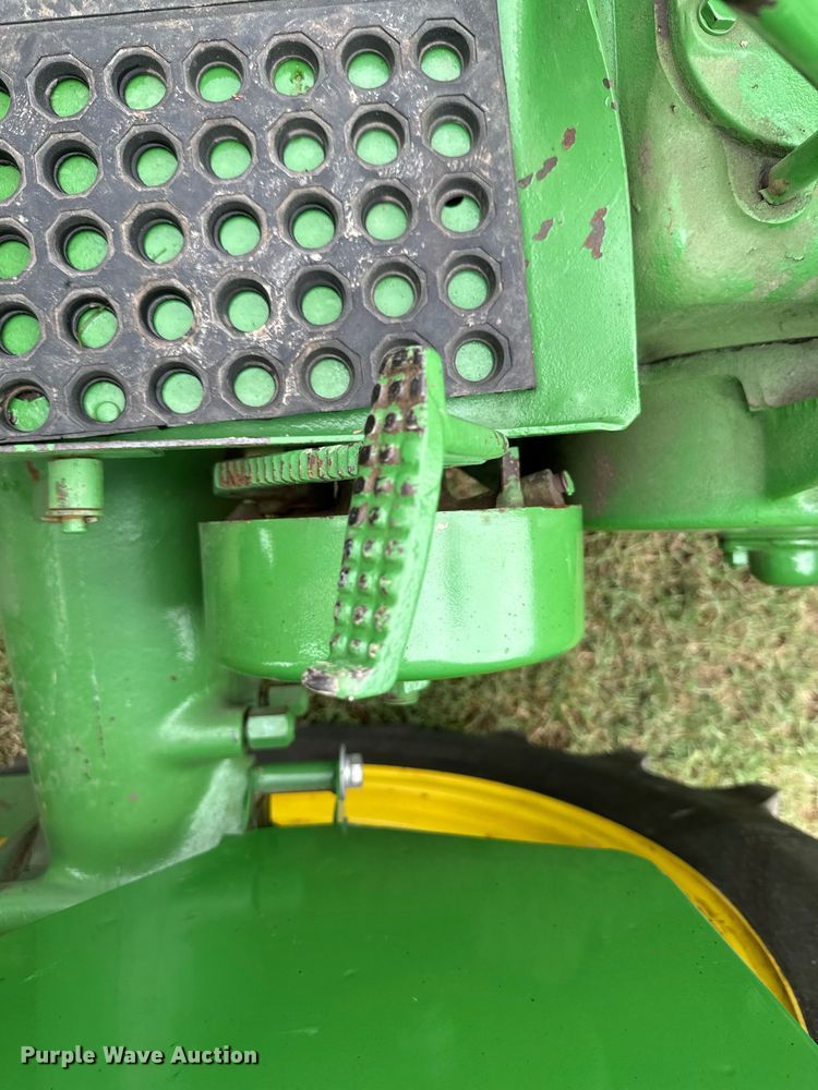 image for item DX1085 1948 John Deere G tractor