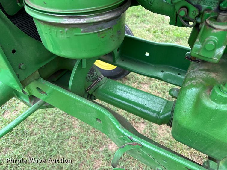 image for item DX1085 1948 John Deere G tractor