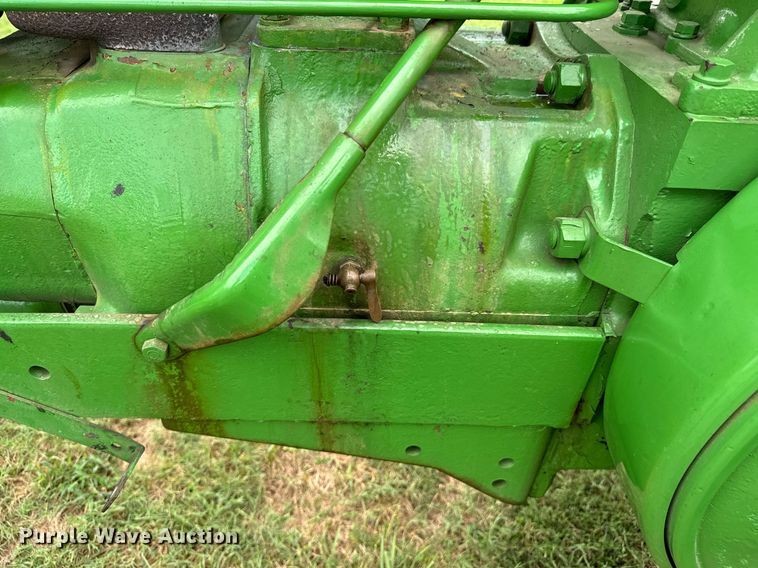 image for item DX1085 1948 John Deere G tractor