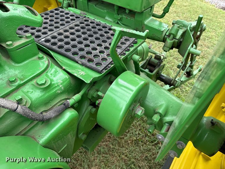 image for item DX1085 1948 John Deere G tractor