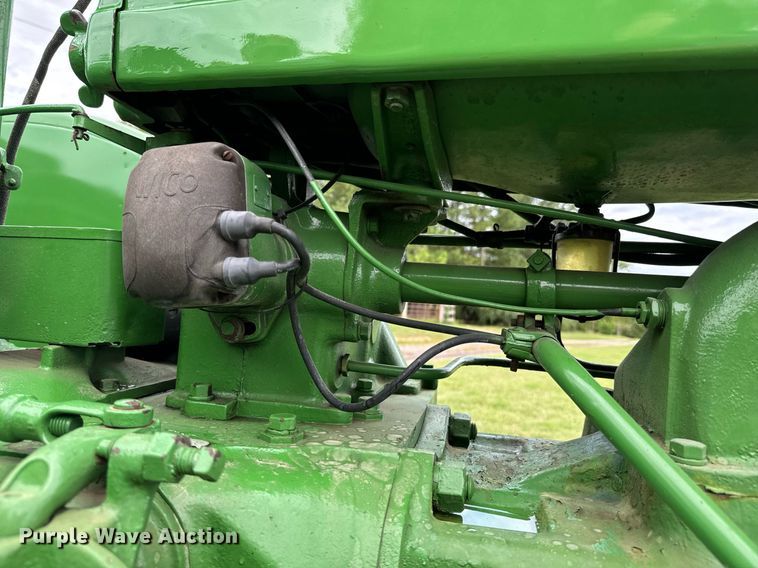 image for item DX1085 1948 John Deere G tractor