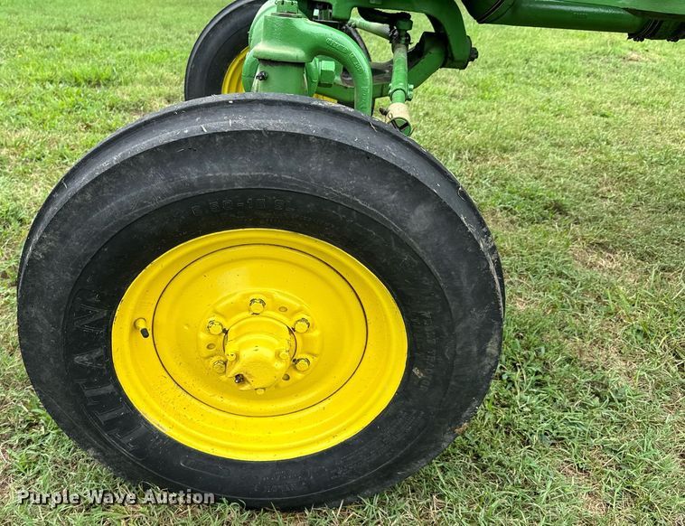 image for item DX1085 1948 John Deere G tractor