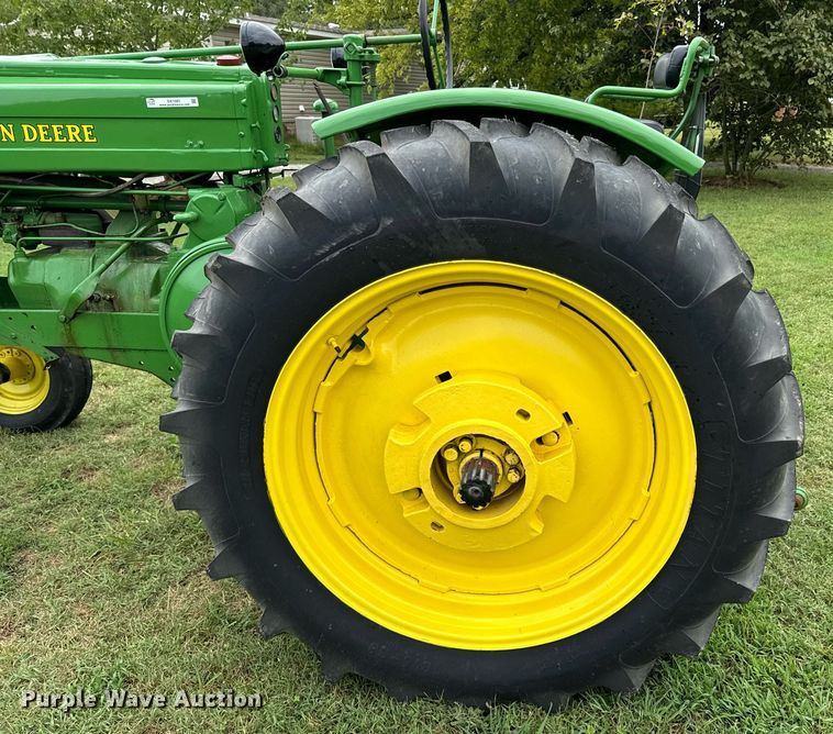 image for item DX1085 1948 John Deere G tractor
