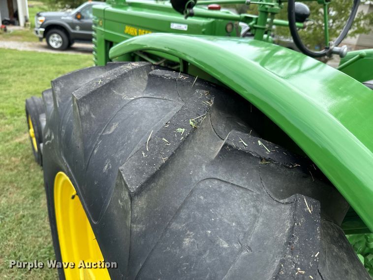 image for item DX1085 1948 John Deere G tractor